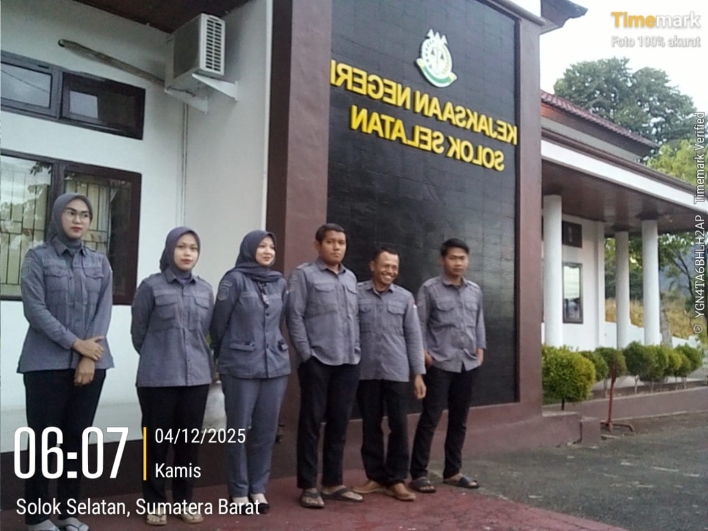 Foto Bersama Staf Solok Selatan